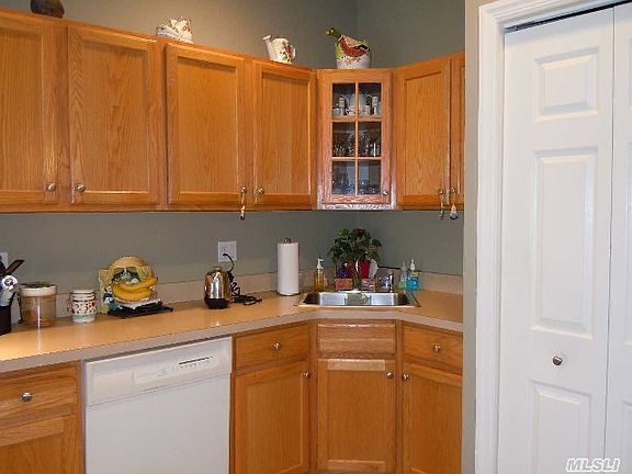 3rd image of 31 Brookville Way