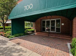 700 W Bittersweet Pl APT 210, Chicago, IL 60613