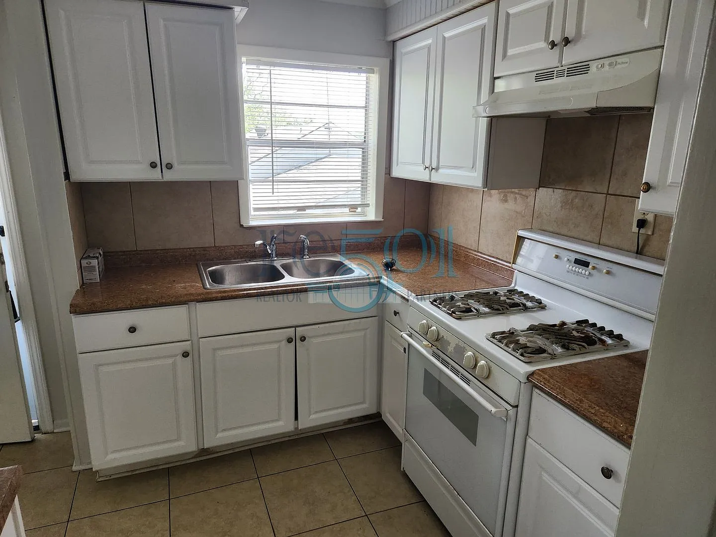 Great Apartment In Hillcrest across from Scott Field — Photo 1