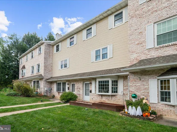 142 Village Dr, Boyertown, PA 19512