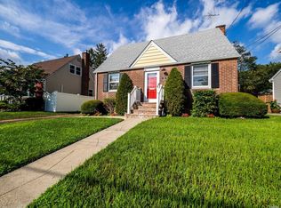 30 Avalon Rd, Hewlett, NY 11557