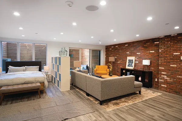 Sold by The InHouse Group | media 10