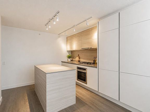 4th image of 908 Quayside Dr #705