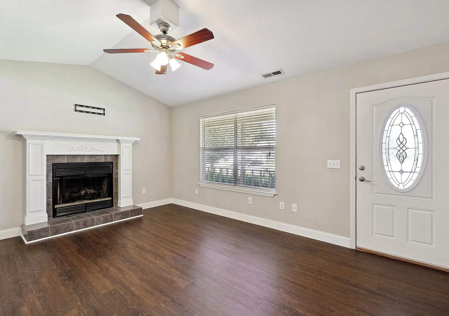 Coming Soon! 3/ 2 Home For Rent — Photo 4