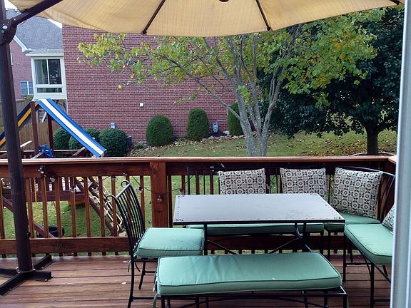 Private wood deck -Back 