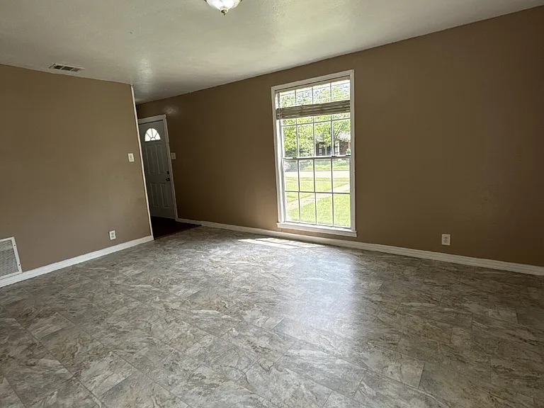 1607 McAdams Ave — Photo 2