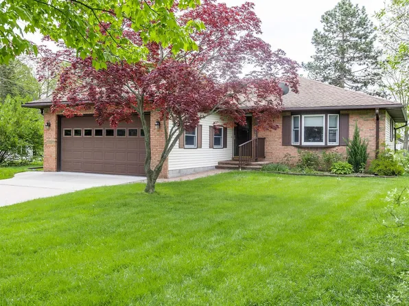 2830 Woodstock Cir, Port Huron, MI 48060