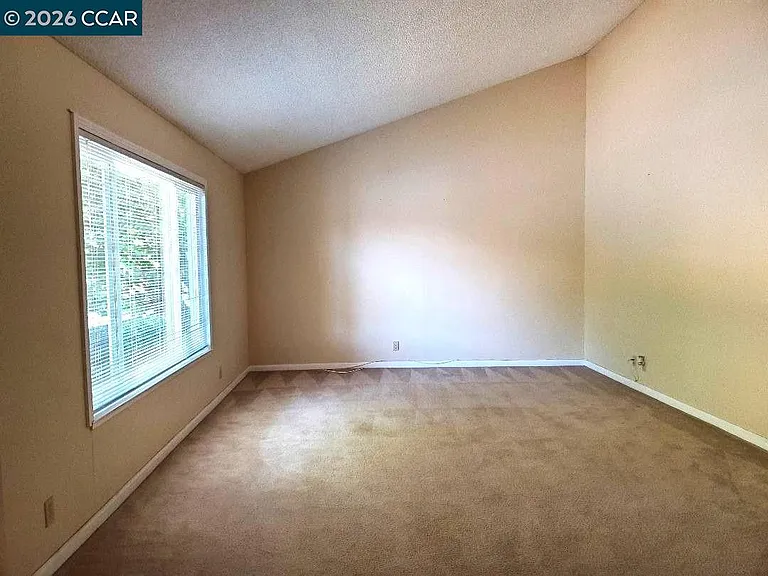 708 Court Ln — Photo 4