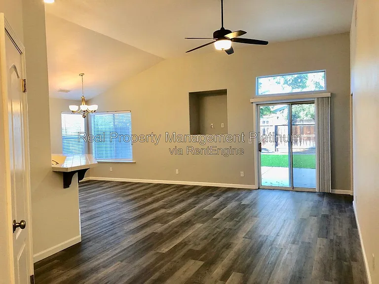 2667 Santa Ana Ave — Photo 3