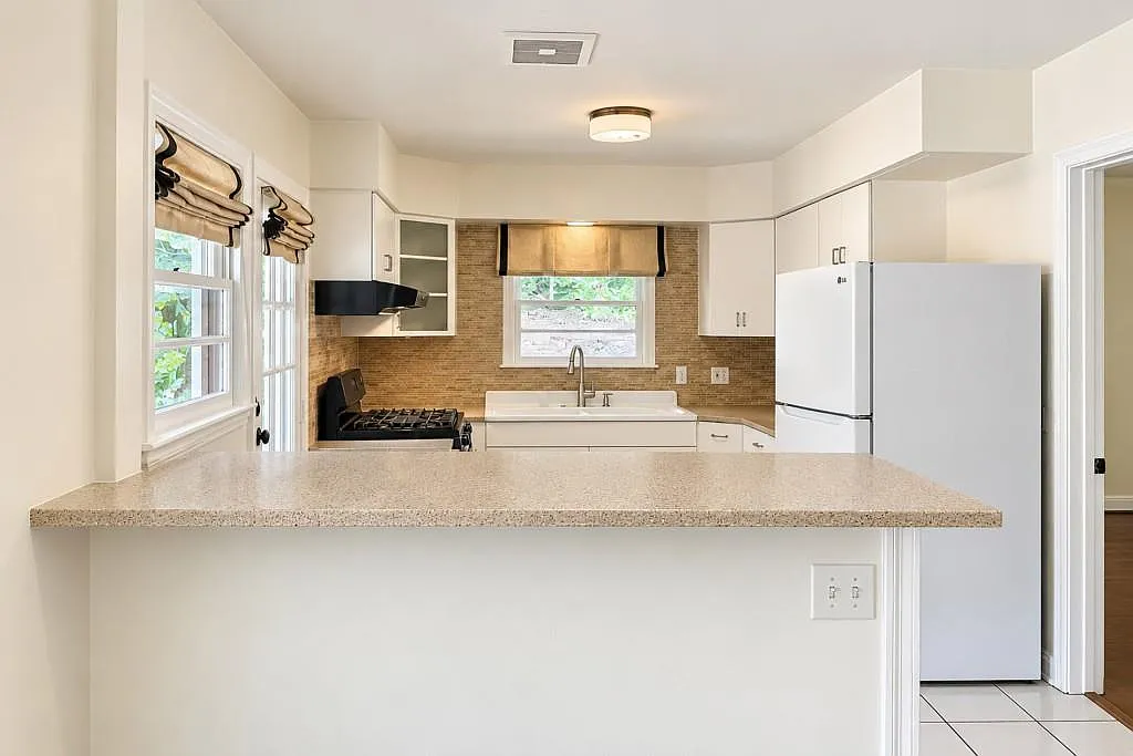 3 bed, 2.0 bath, 1301 sqft, $2,800 — Photo 2