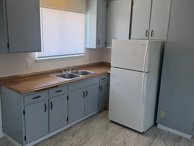 13704-13728 Avenida Hermosa — Photo 2