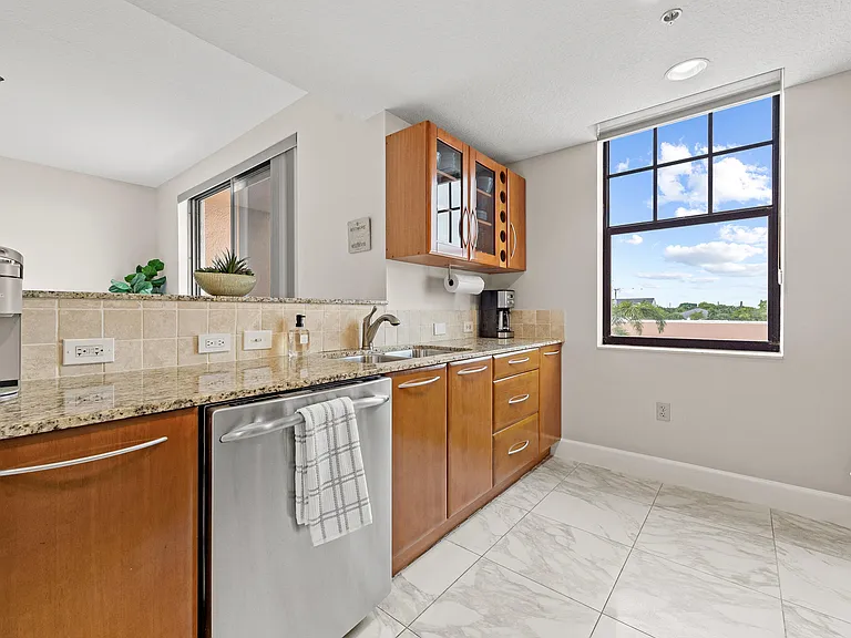 511 Lucerne Ave #315 — Photo 9