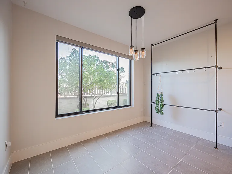 142 E Hearne Way — Photo 13