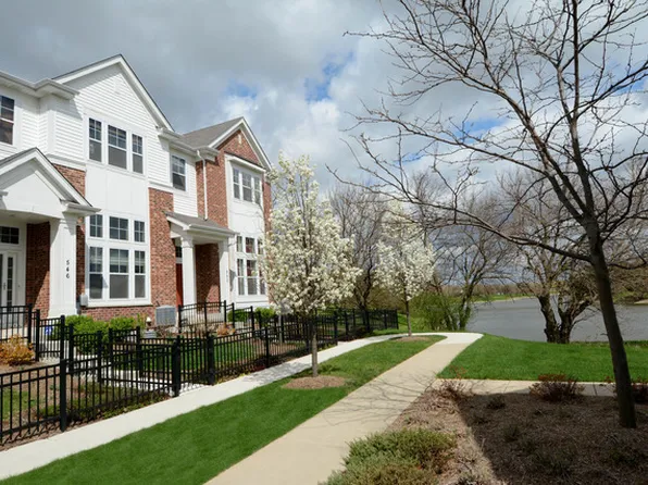 546 Grosvenor Ln, Aurora, IL 60504