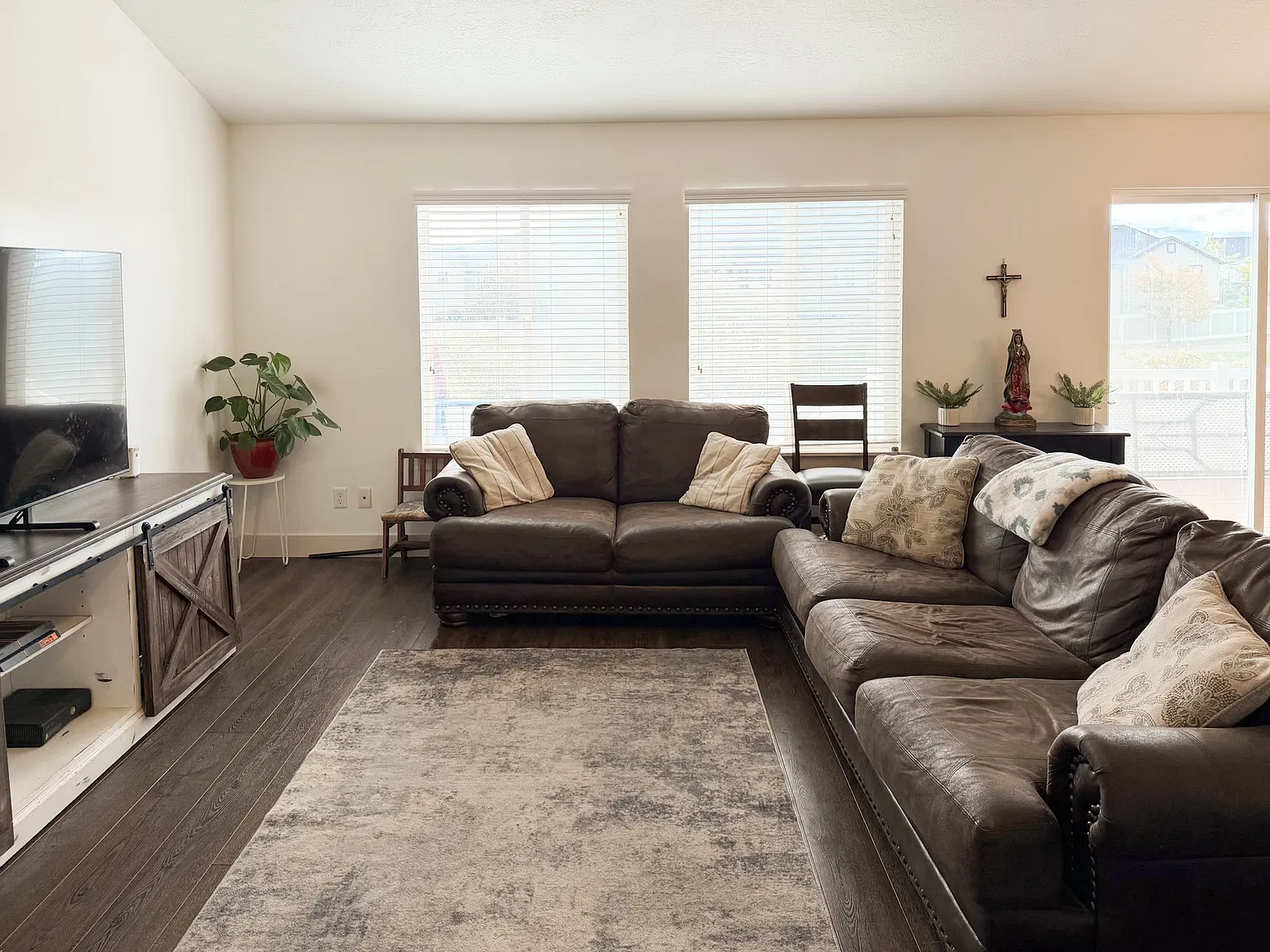 5 bed, 3220 sqft, $2,950 — Photo 4