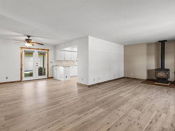 5th image of 23290 Hogsback Rd
