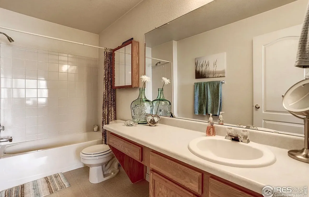 3 bed, 3.5 bath, 1856 sqft, $2,500 — Photo 2