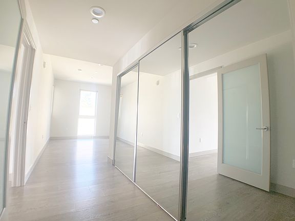 4th image of 3714 Kelton Ave #201