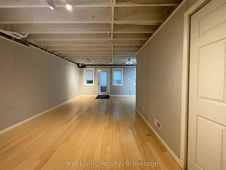 60 Coburg Cres — Photo 29