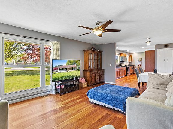 5th image of 155 Elizabeth Dr