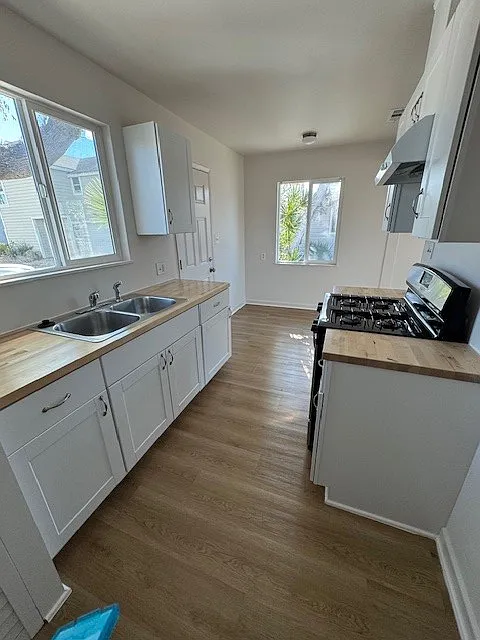 Kitchen, Washer and Dryer hook -up - 2218 Placentia Ave #A