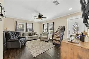 3 bed, 2.0 bath, 1578 sqft, $3,800 — Photo 3