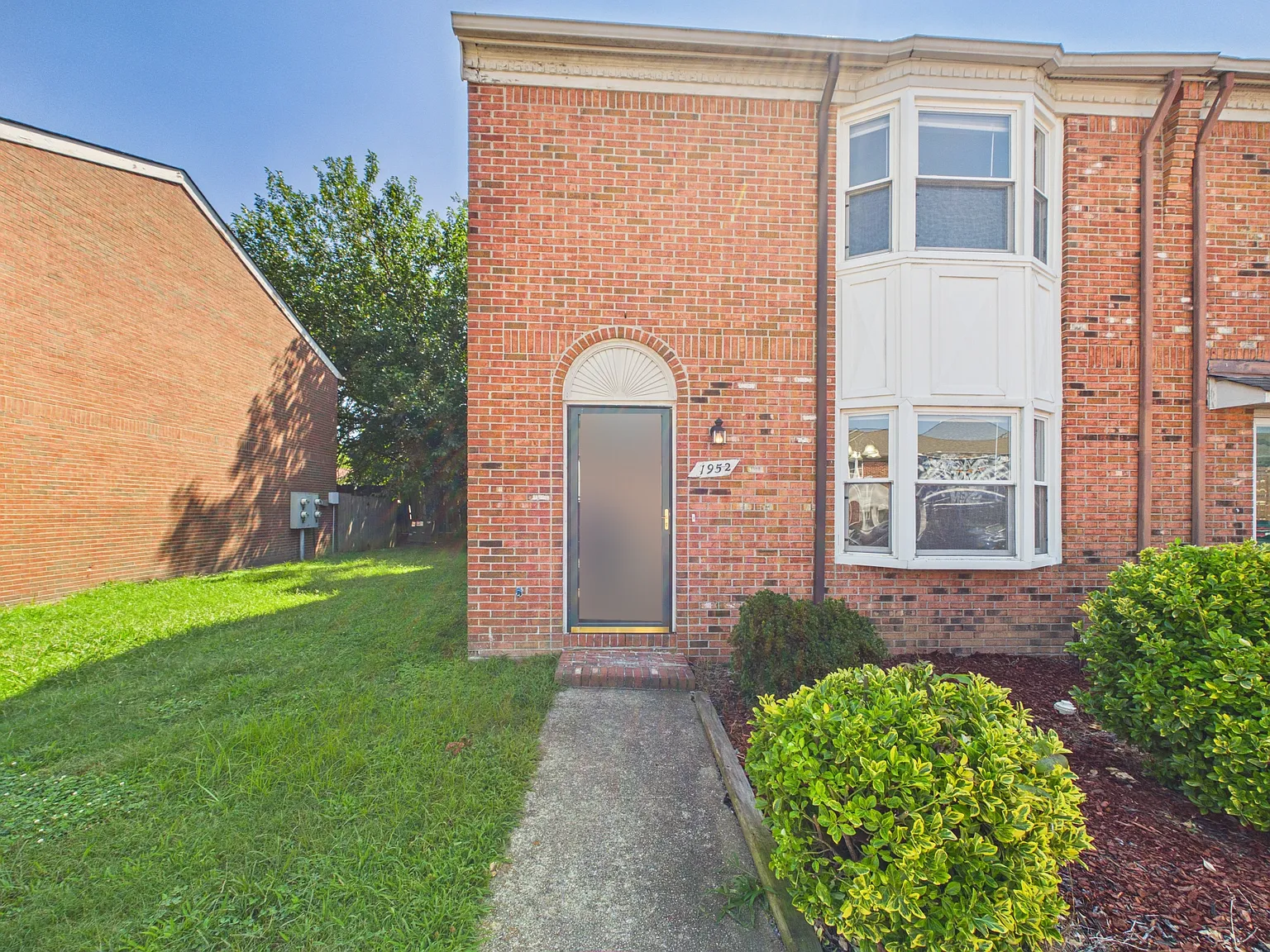 3 bed, 2.5 bath, 1584 sqft, $1,985 — Photo 2