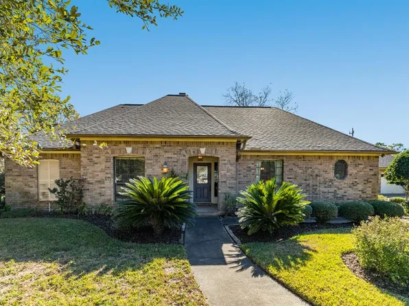 114 Strawberry Dr, Lake Jackson, TX 77566