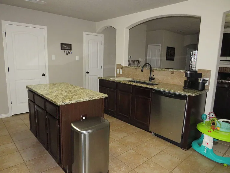 9805 Kaitlyn Dr — Photo 7