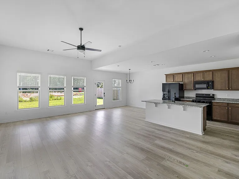 181 Southgate Dr — Photo 2