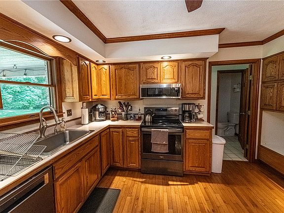5th image of 1281 Hiatt Rd