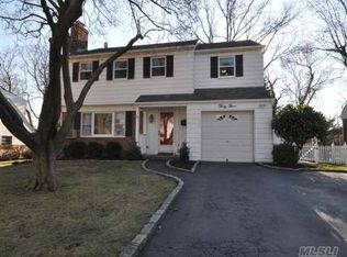 33 Crest Rd, New Hyde Park, NY 11040