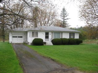 46 Elm St, Champlain, NY 12919