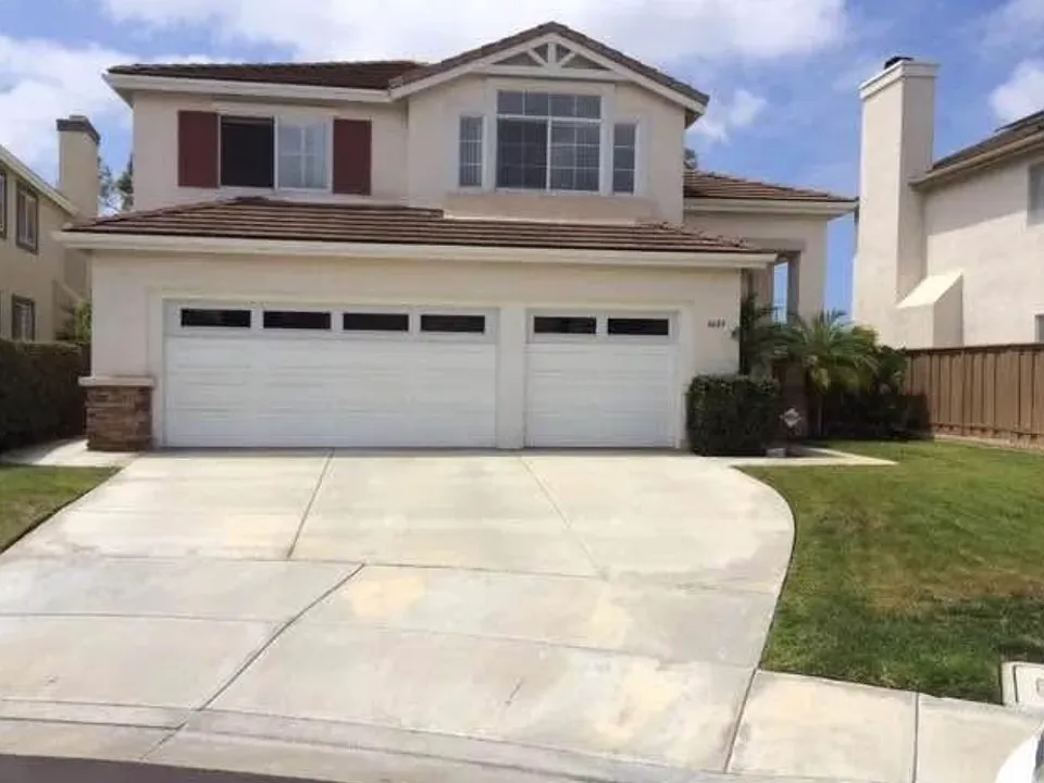 6689 Hollycrest Ct