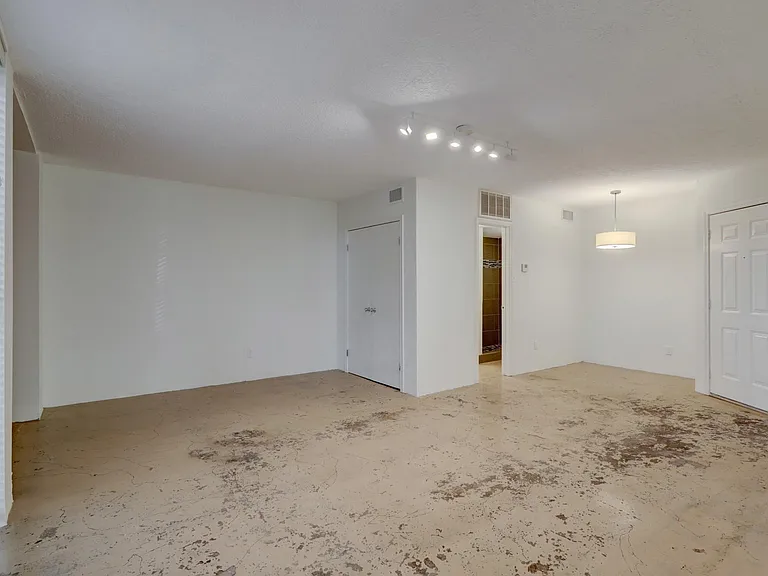 1112 W Lawrence St #9 — Photo 8