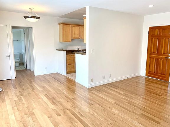 3rd image of 962 Granville Ave #5
