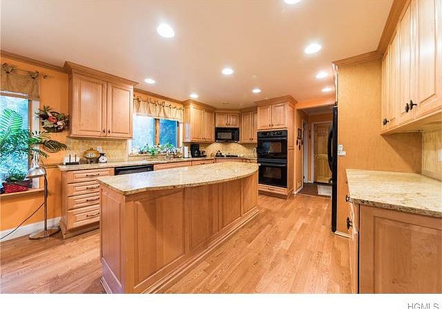 1st image of 11 Park Dr