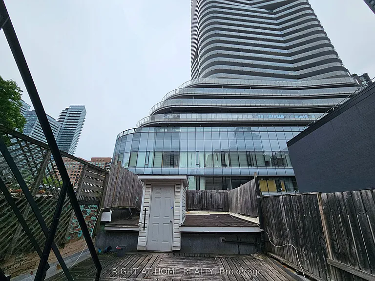550 Yonge St #2F — Photo 24