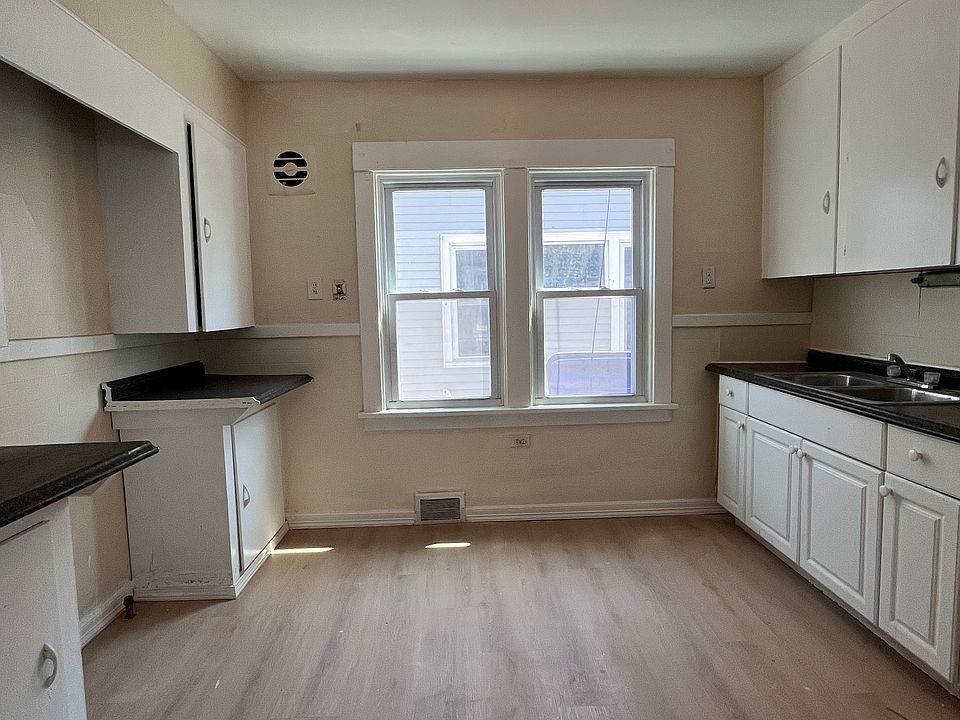 1st image of 132 Hewitt Ave Floor 1
