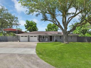 618 Meadowcroft Ln, Winnie, TX 77665