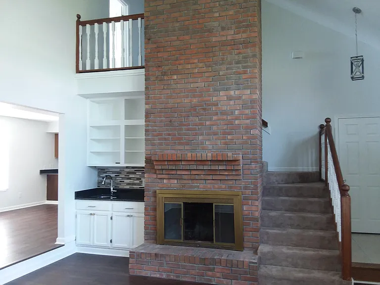 2933 Fairmont Dr — Photo 2