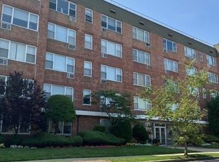 280 Guy Lombardo Ave APT 2E, Freeport, NY 11520