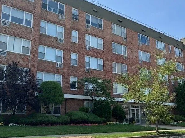 280 Guy Lombardo Avenue #2E, Freeport, NY 11520