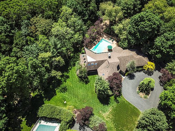 2nd image of 6 Crawford Ln