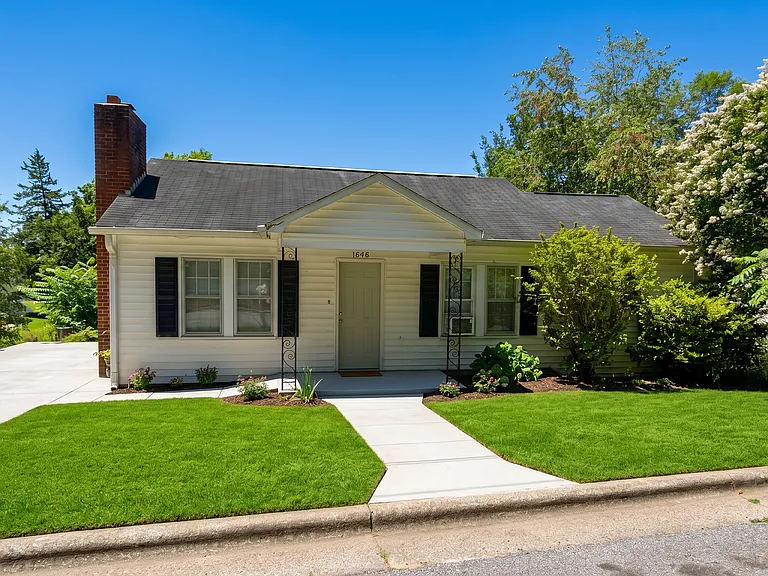 1646 Berkley St SW — Photo 12