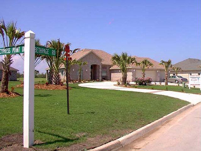 1st image of 4 Bethpage Dr