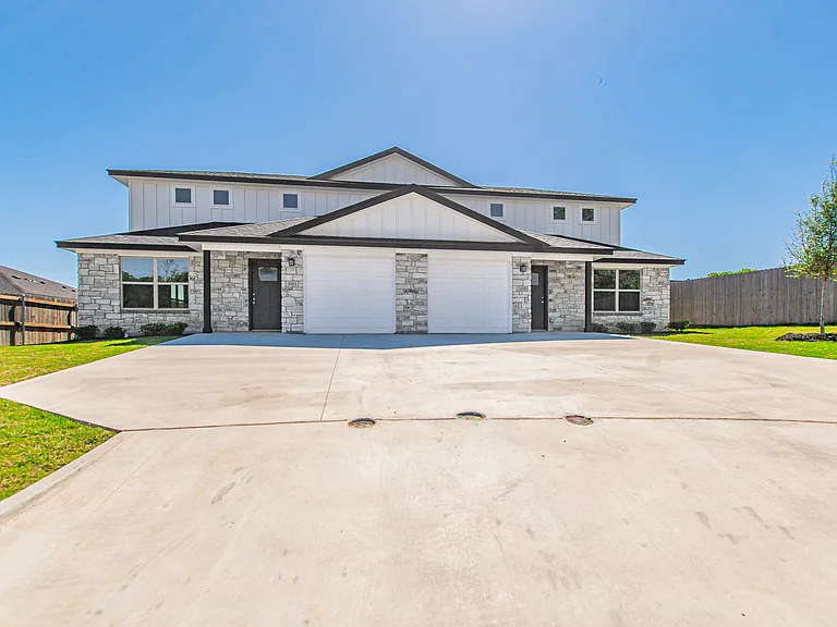 2542 Leroy Ln #B — Photo 1