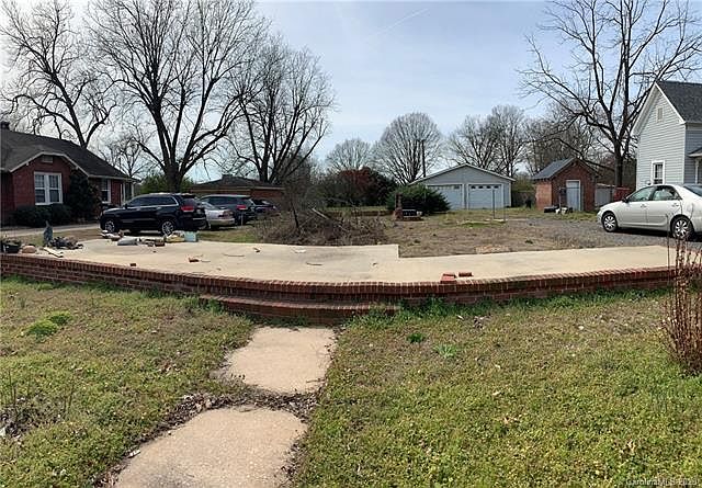 1st image of 319 W Main St