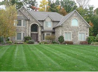 1093 River Run Dr, Macedonia, OH 44056