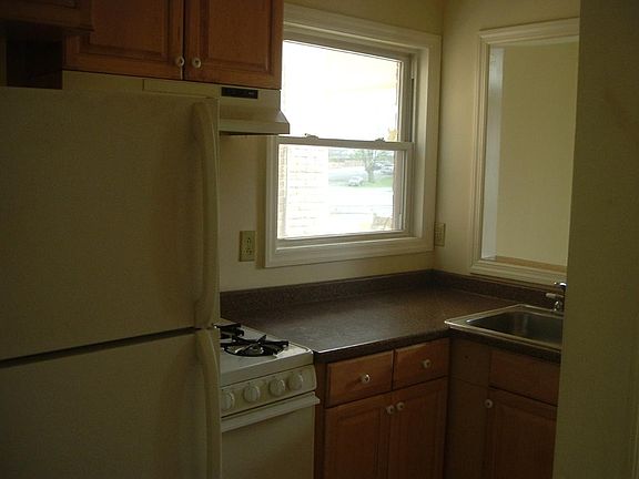 3rd image of 213 E Franklin St